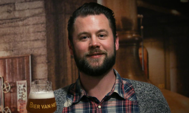 Bart van Kleef voorzitter van CRAFT met een glas bier in de hand